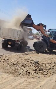 هيئة نظافة محلية شيكان تواصل في إزالة الأتربة من طرق الأسفلت بمدينة الأبيض
